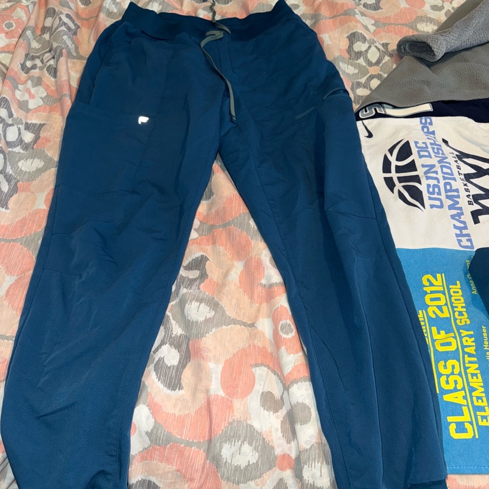 Fabletics Caribbean blue scrub set size women’s medium